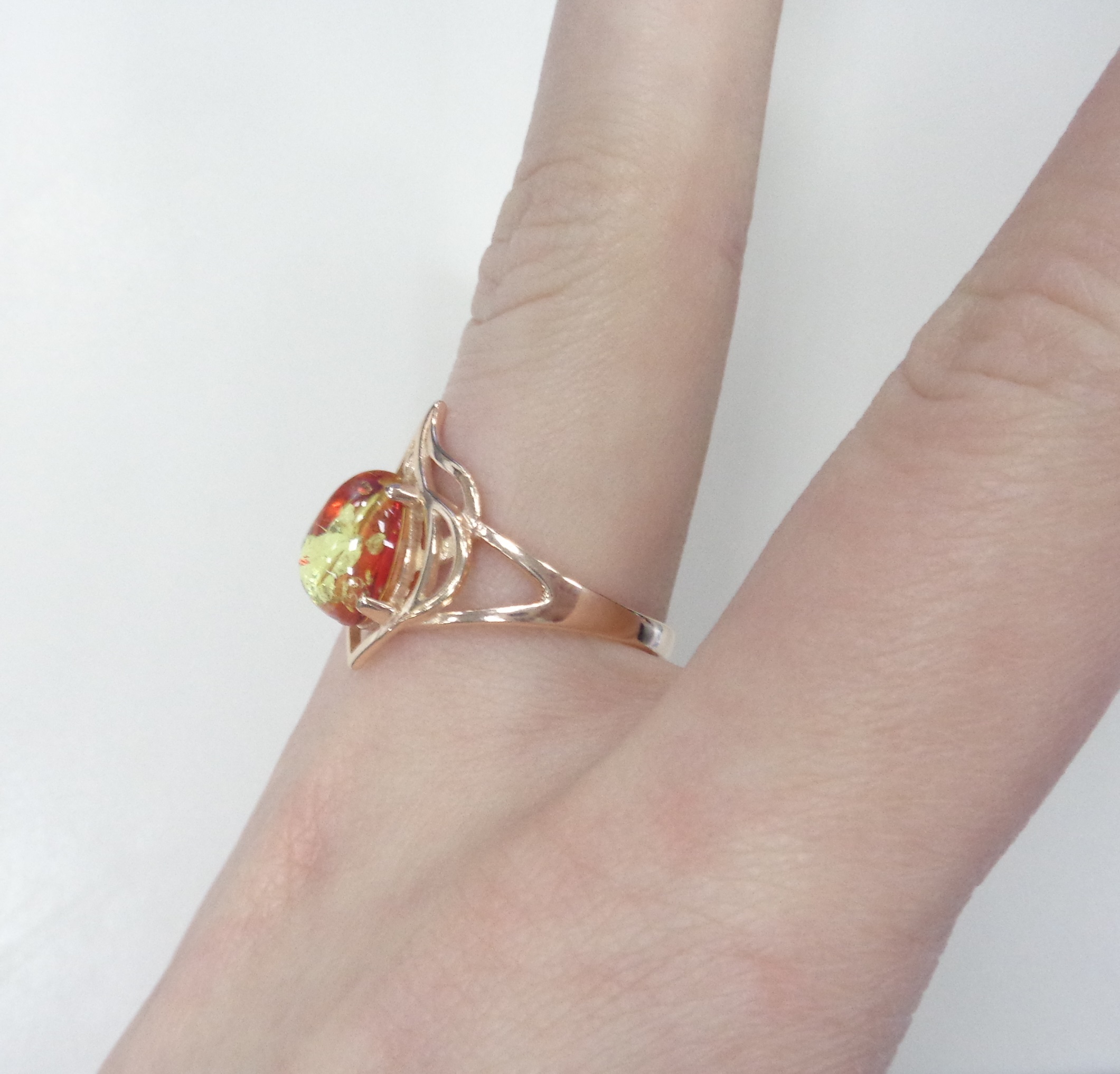 Серебряное кольцо с янтарем